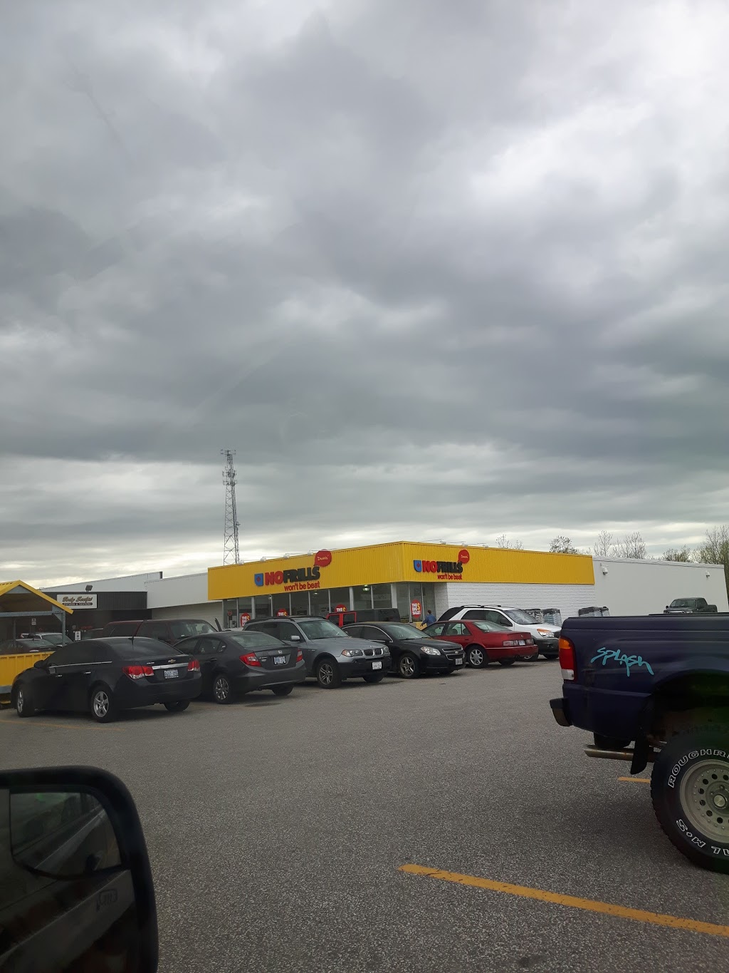 Dennis No Frills | 59 Mill St E, Tilbury, ON N0P 2L0, Canada | Phone: (866) 987-6453