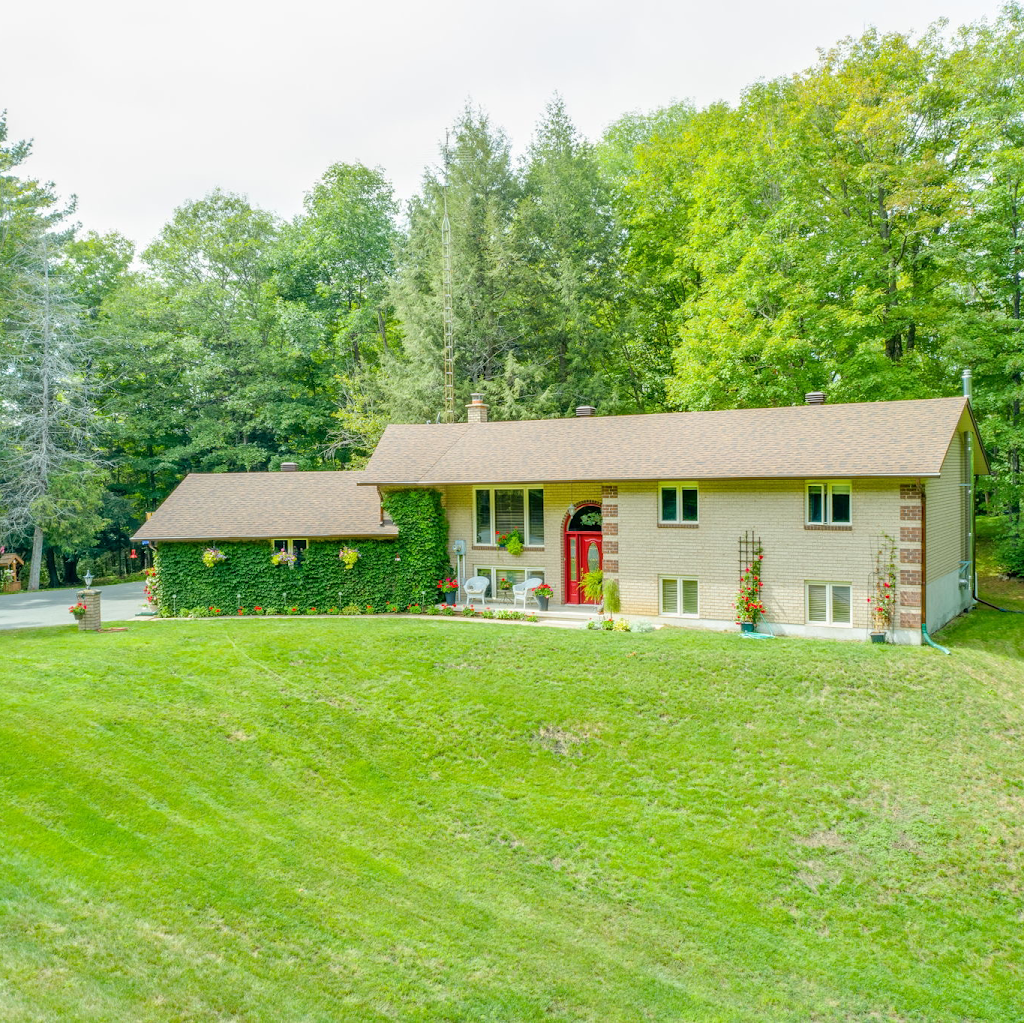 Baptiste Lake Cottage For Rent | 48 McAllister Rd, Bancroft, ON K0L 1C0, Canada | Phone: (613) 334-9690
