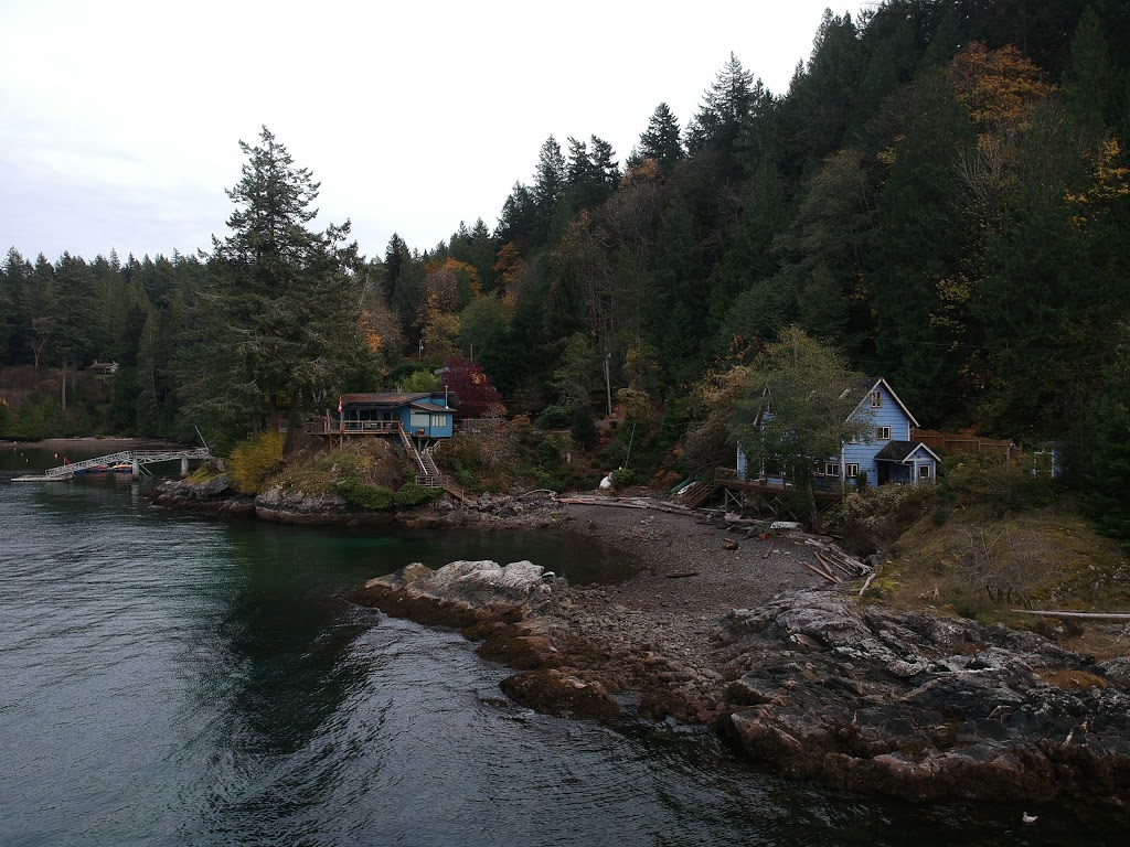 Eastman Waterfront Cottage | 1628 Mt Gardner Rd, Bowen Island, BC V0N 1G2, Canada | Phone: (888) 604-1475