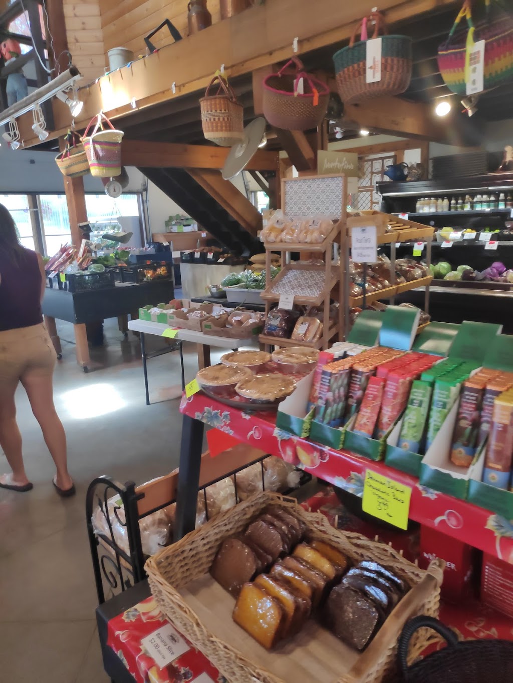 Dans Farm & Country Market | 2030 Bear Hill Rd, Saanichton, BC V8M 1X7, Canada | Phone: (250) 652-9100