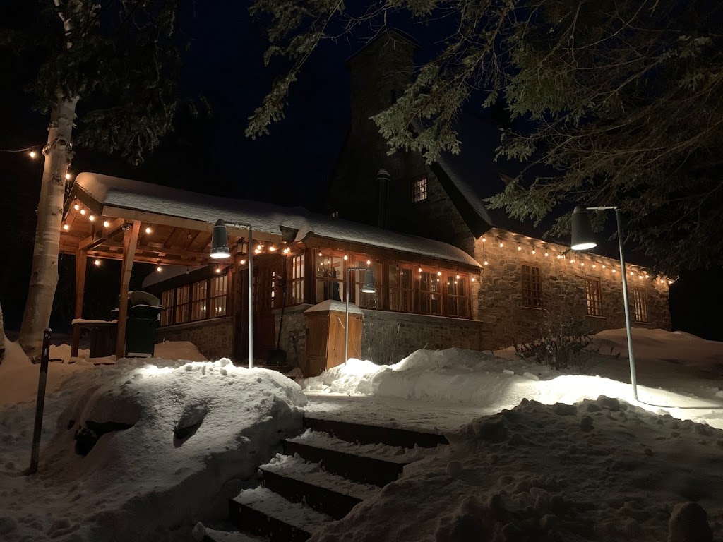 Chalet Le Saint-Ferréol | 21 Rue des Merisiers, Saint-Ferréol-les-Neiges, QC G0A 3R0, Canada | Phone: (855) 292-9904