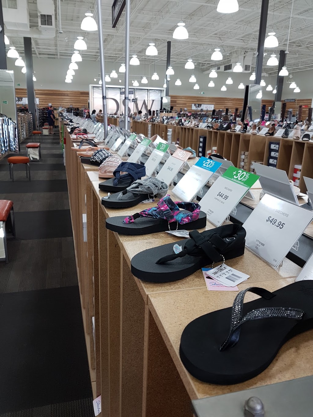 DSW Designer Shoe Warehouse | 17890 Yonge St, Newmarket, ON L3Y 8S1, Canada | Phone: (905) 952-2121