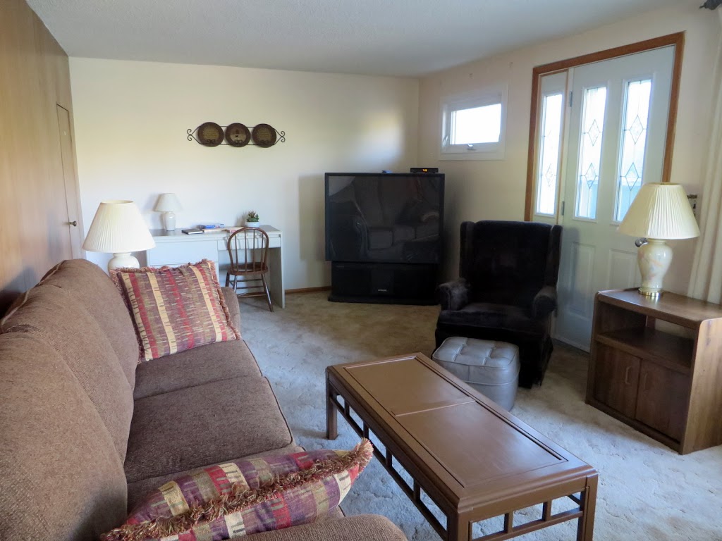 East Valley Guest House | Box 613, 473 1 Ave, East Coulee, AB T0J 1B0, Canada | Phone: (403) 823-0953