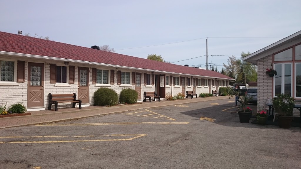 Motel Le Marquis | 989 Rue Notre-Dame E, Trois-Rivières, QC G8T 4J5, Canada | Phone: (819) 378-7130