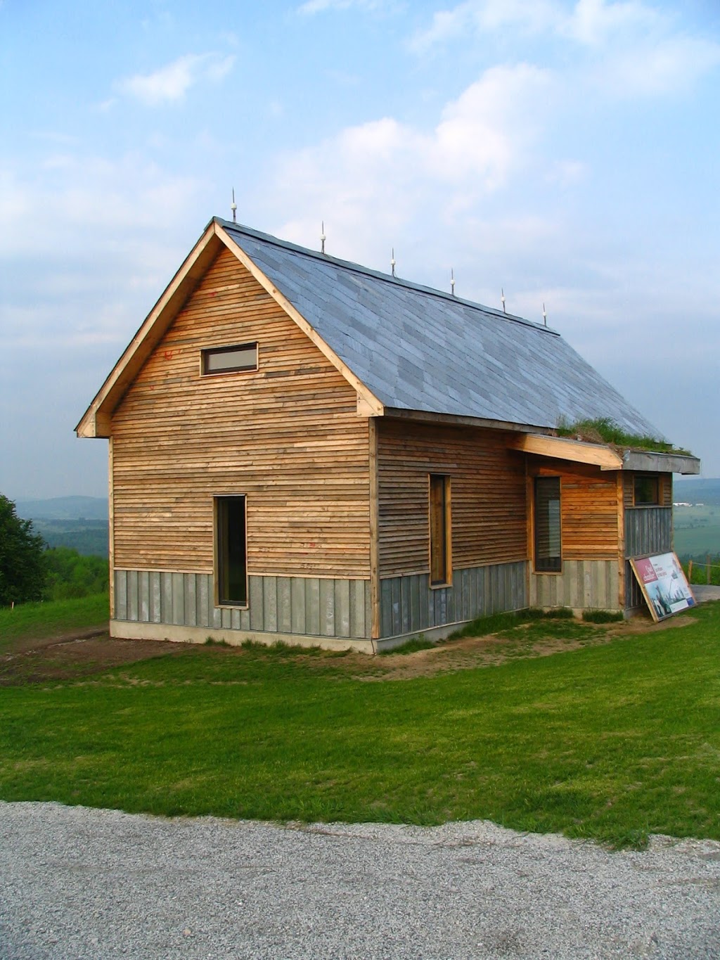 Maison recyclée des Artisans du rebut global | 100 Chemin du Mont Saint Michel, Saint-Norbert-dArthabaska, QC G0P 1B0, Canada | Phone: (819) 357-1756