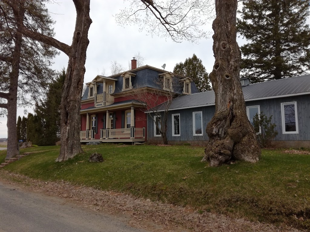 William Wentworth Domain | 325 Chemin de la Rivière, Saint-Félix-de-Kingsey, QC J0B 2T0, Canada | Phone: (819) 848-2291