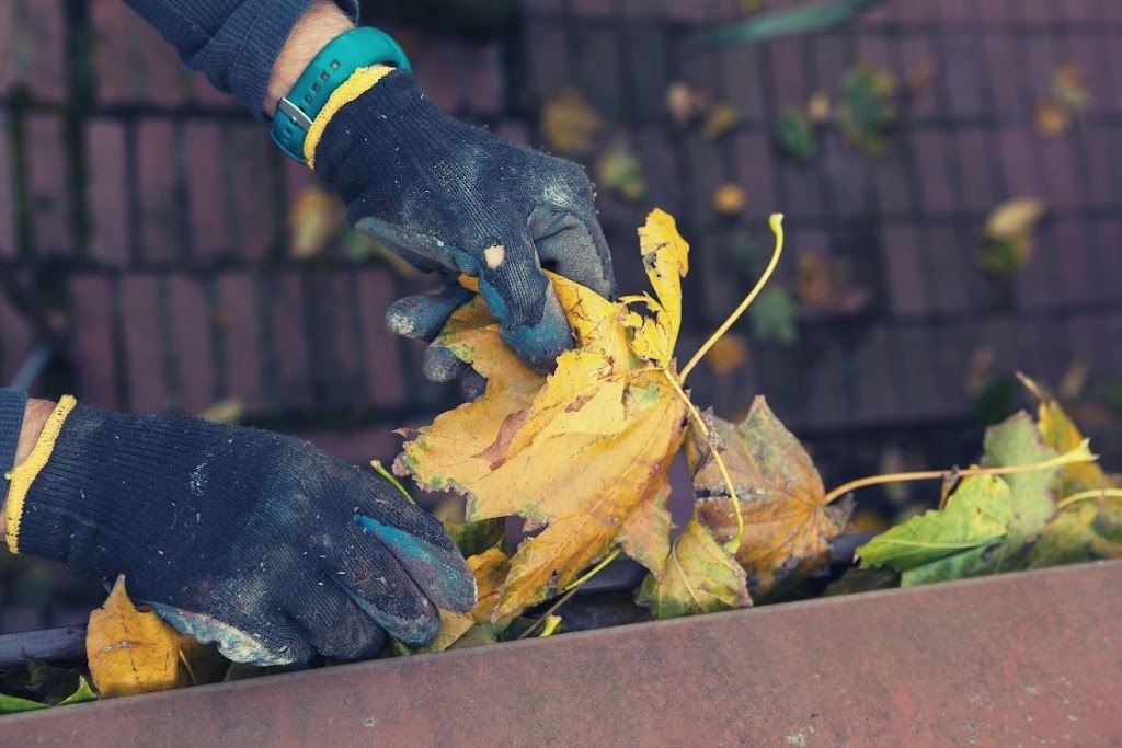 Montreal Gutter Cleaning | 8259 Chem. Mackle, Côte Saint-Luc, QC H4W 3L1, Canada | Phone: (438) 701-1363