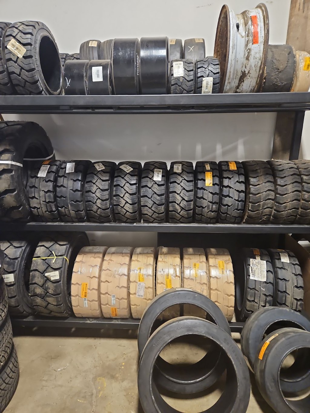 MID-WEST INDUSTRIAL TIRE | 1930 Mallard Rd Unit #3, London, ON N6H 5M1, Canada | Phone: (519) 668-4957