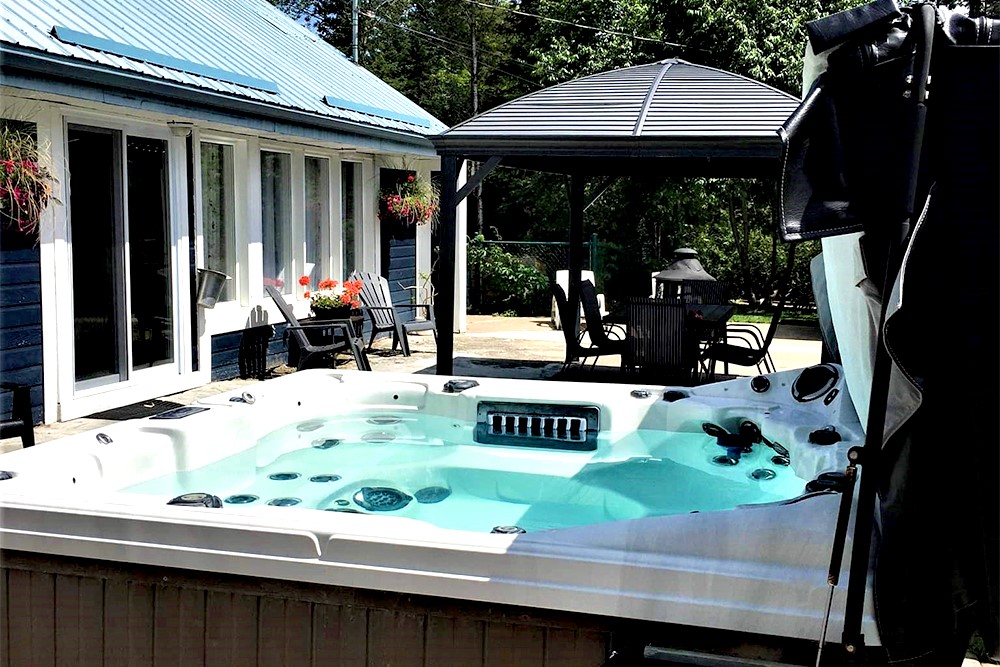 Chalet Le Lagon Bleu | 3305 Rue Balanger, Val-David, QC J0T 2N0, Canada | Phone: (877) 560-8060