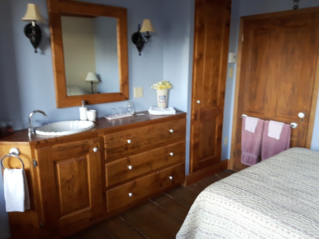 Auberge du maître forgeron | 10183 Ave Royale, Sainte-Anne-de-Beaupré, QC G0A 3C0, Canada | Phone: (418) 934-8574