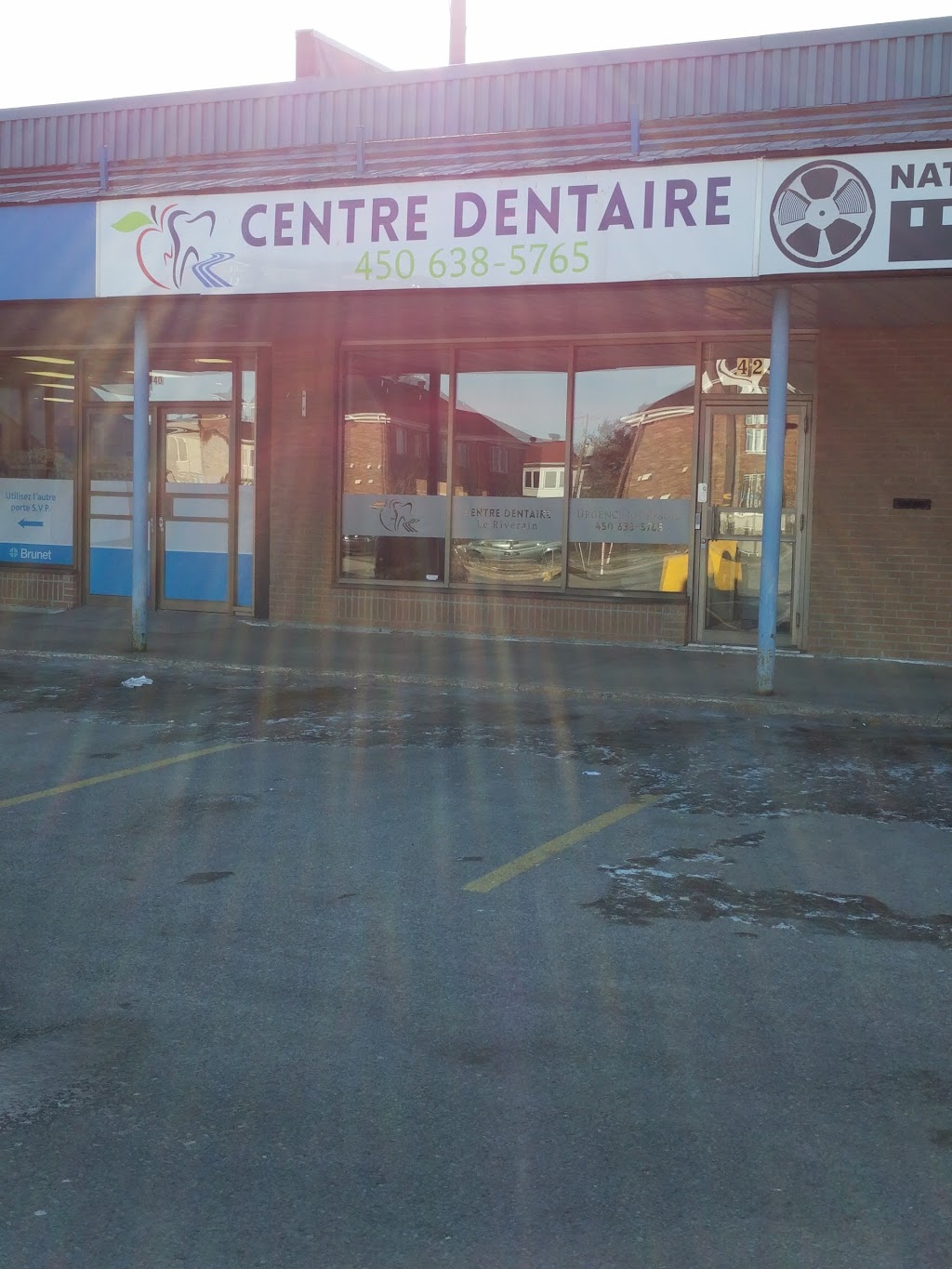 Centre Dentaire Place Le Riverain | 42 Boulevard Marie-Victorin, Delson, QC J5B 1A9, Canada | Phone: (450) 638-5765