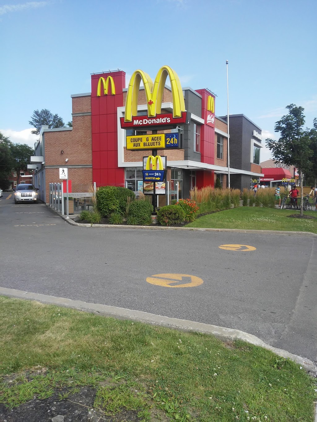 McDonalds | 7645 Boulevard Saint-Michel, Montréal-Nord, QC H2A 3M4, Canada | Phone: (514) 722-2999