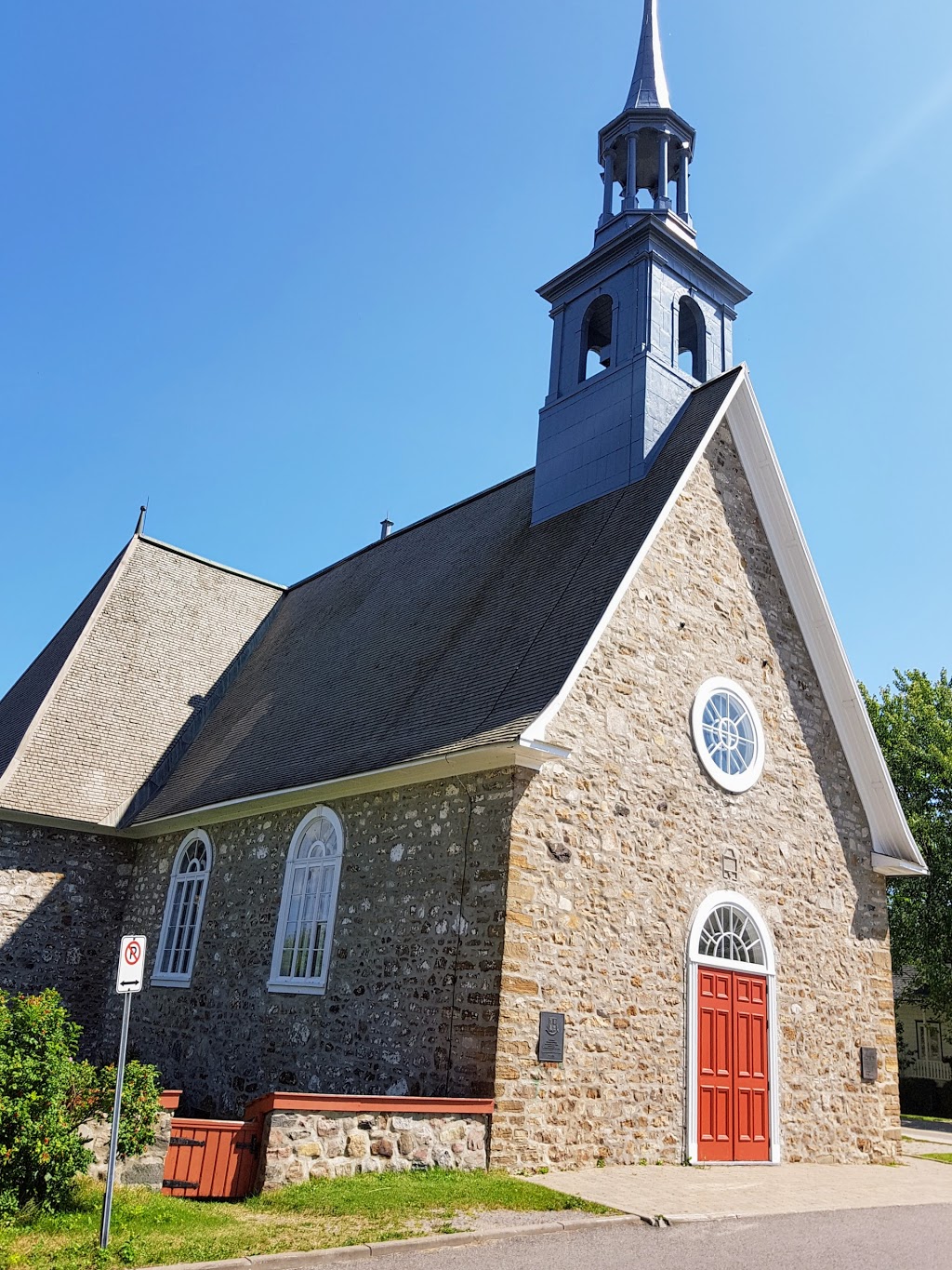 Église de Saint-Pierre | 1437 Chemin Royal, Saint-Pierre, QC G0A 4E0, Canada | Phone: (418) 828-2855