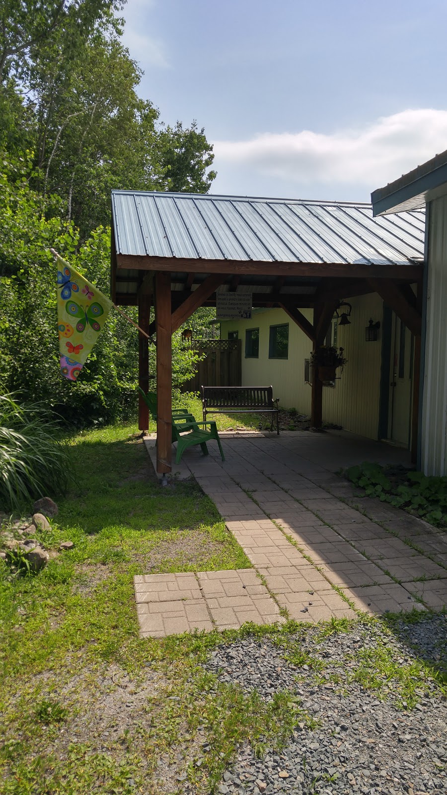 Auberge Les Quatre Pattes | 1639 139 Rte, Roxton Pond, QC J0E 1Z0, Canada | Phone: (450) 375-8205