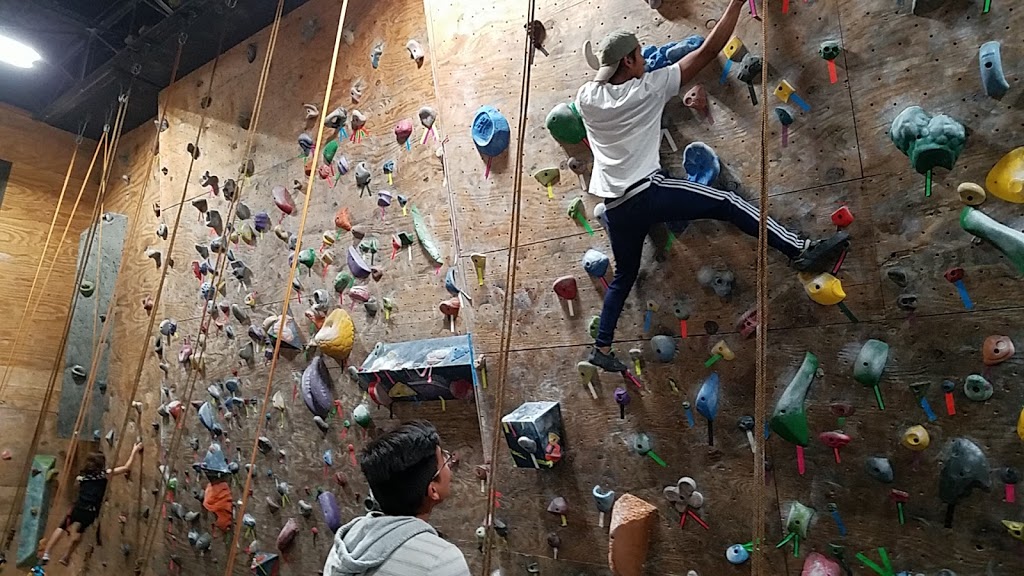 Niagara Climbing Center | 1333 Strad Ave, North Tonawanda, NY 14120, USA | Phone: (716) 695-1248