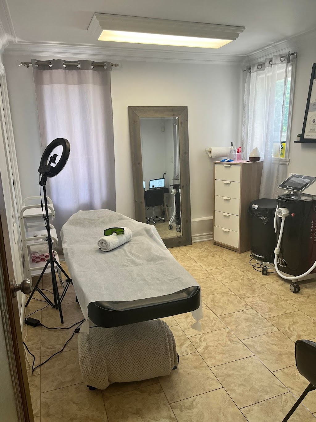 La Clinique par Virginie St-James | 131 Rue du Locle, Saint-Amable, QC J0L 1N0, Canada | Phone: (514) 793-7671