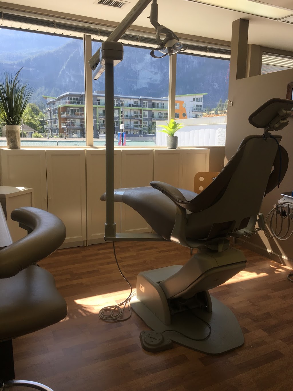 Garibaldi Dental Clinic | 38133 Cleveland Ave, Squamish, BC V8B 0B2, Canada | Phone: (604) 892-3441