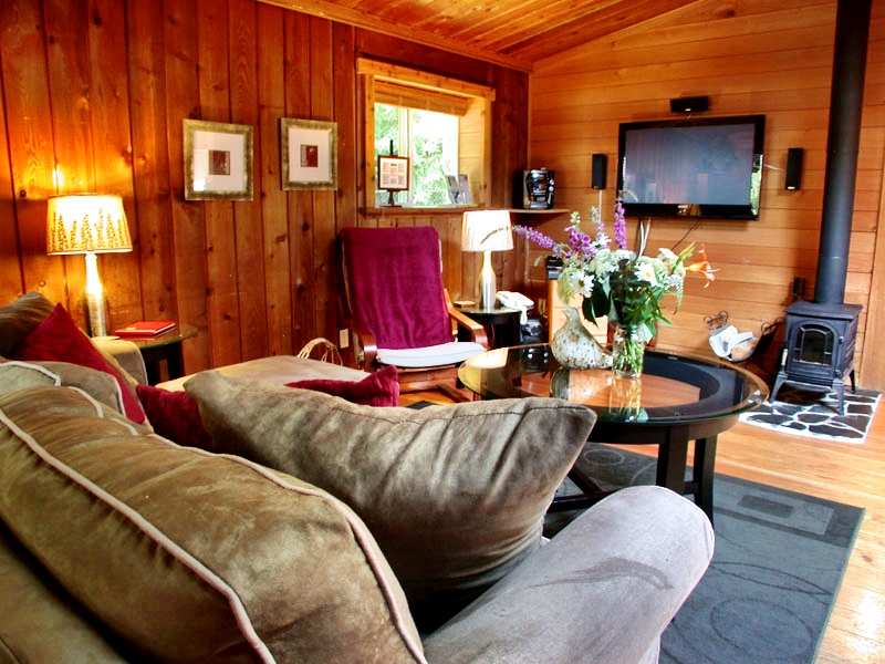 The Tuwanek Hotel and Spa | 7545 Islets Pl, Sechelt, BC V0N 3A4, Canada | Phone: (604) 885-3442