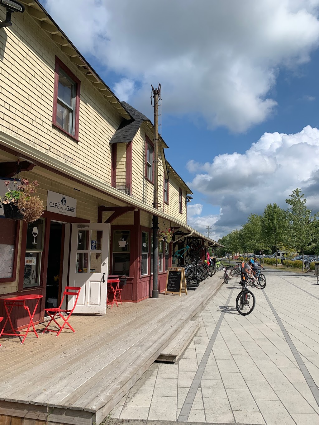 Café de la Gare | Sainte-Adèle, QC J8B 1C9, Canada | Phone: (450) 229-5886