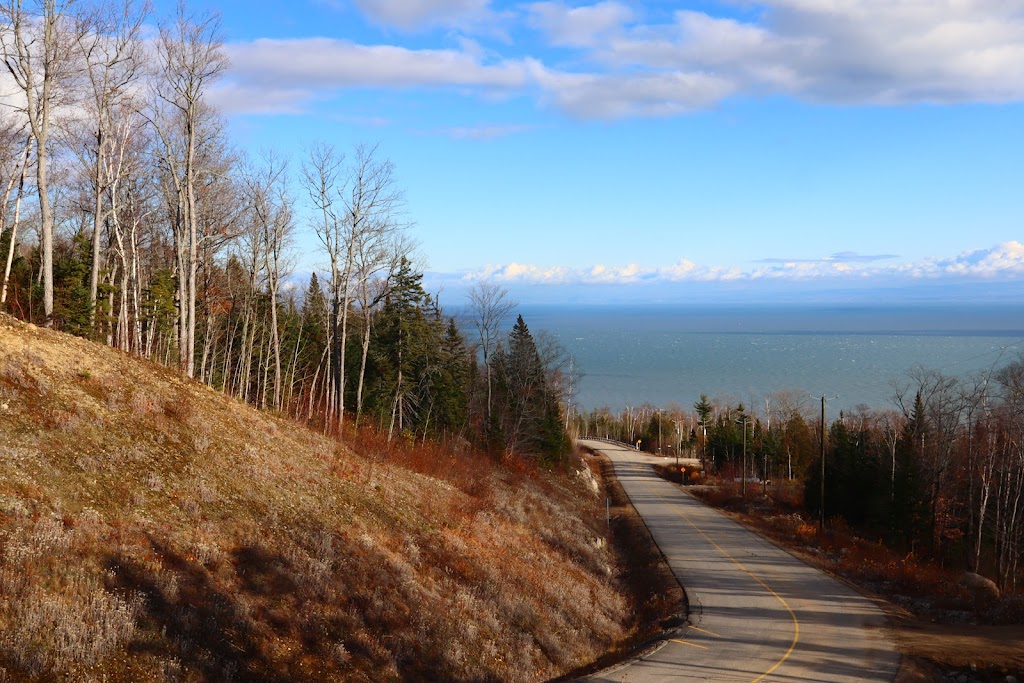 Om̐ du Massif | 76 Chem. du Trait-Carré, Petite-Rivière-Saint-François, QC G0A 2L0, Canada | Phone: (888) 435-5107