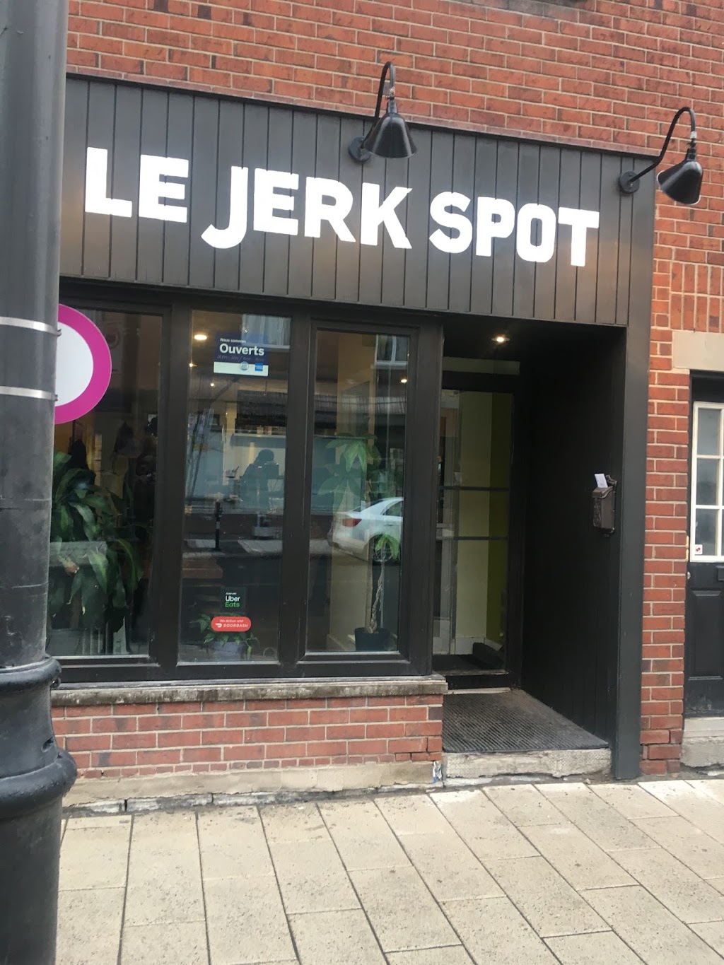 Le Jerk Spot : Casse Croûte des Caraïbes | 3506 Rue Notre Dame O, Montréal, QC H4C 1P2, Canada | Phone: (438) 380-7778