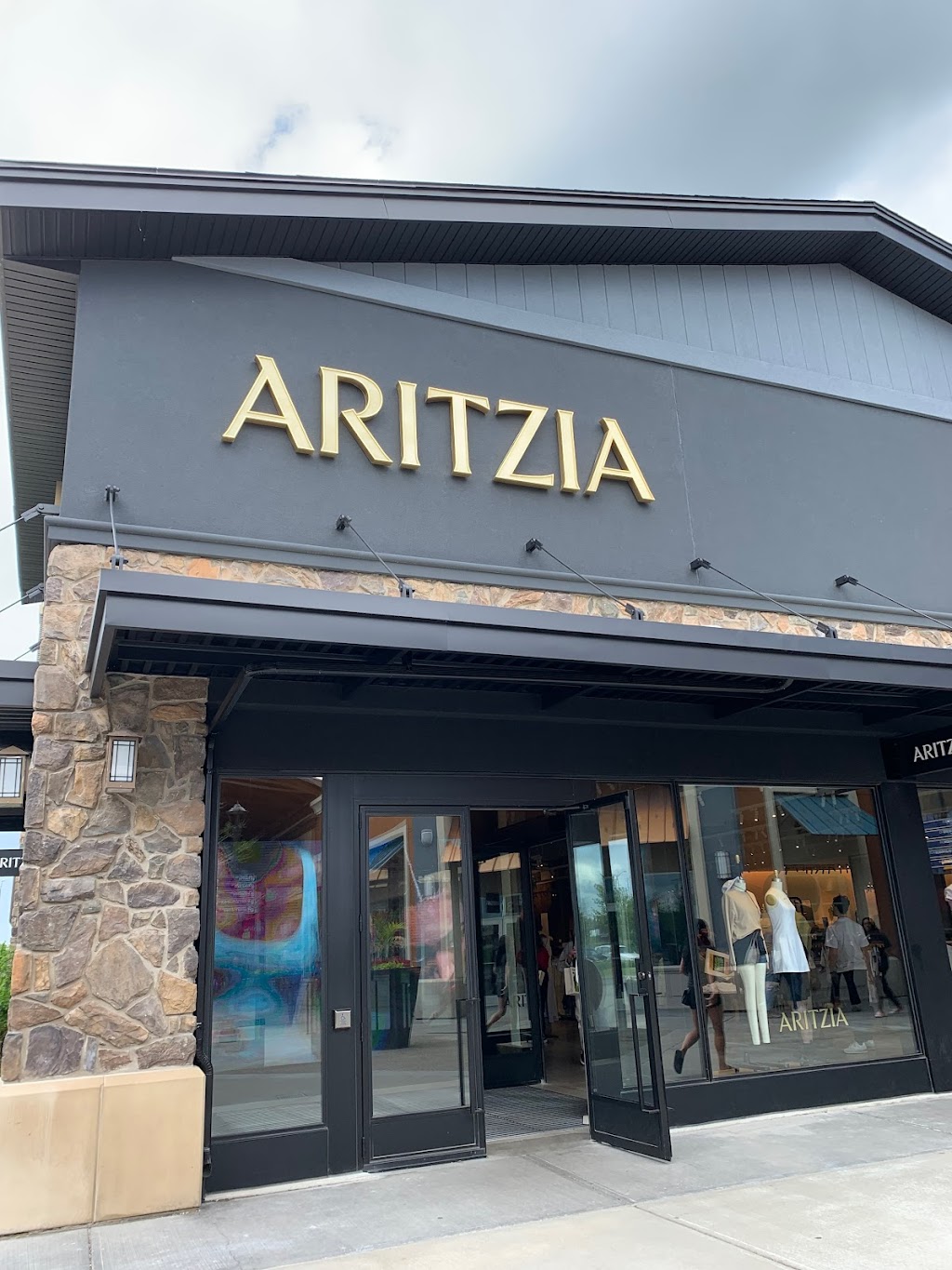 Aritzia | 19001 Chemin Notre Dame #102, Blainville, QC J7C 5L4, Canada | Phone: (450) 979-1425