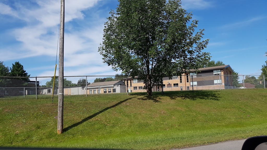 École de lÉpervière | 24 Rue de Lourdes, Rigaud, QC J0P 1P0, Canada | Phone: (514) 477-7005