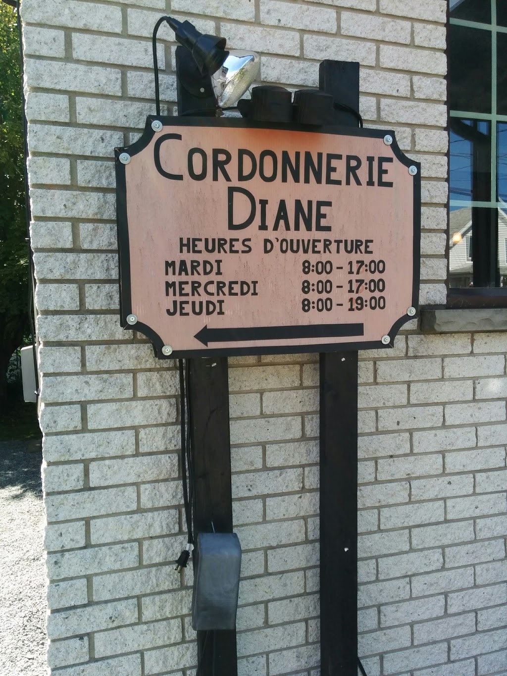 Cordonnerie Diane | 119 Rue Saint-Jacques, East Angus, QC J0B 1R0, Canada | Phone: (819) 451-0730