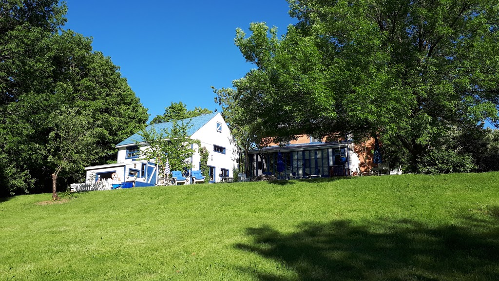 Gîte au Toit Bleu | 2461 Chemin Royal, Sainte-Famille, QC G0A 3P0, Canada | Phone: (418) 829-1078