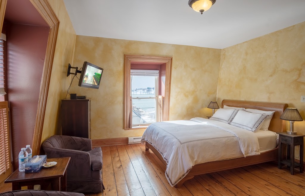 Sail Inn B&B | 99 Montague St, Lunenburg, NS B0J 2C0, Canada | Phone: (902) 634-3537