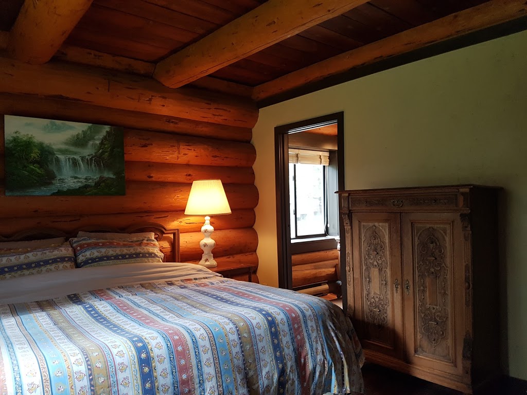 Log House Lodge Galiano | 754 Burrill Rd, Galiano Island, BC V0N 1P0, Canada | Phone: (250) 539-5785