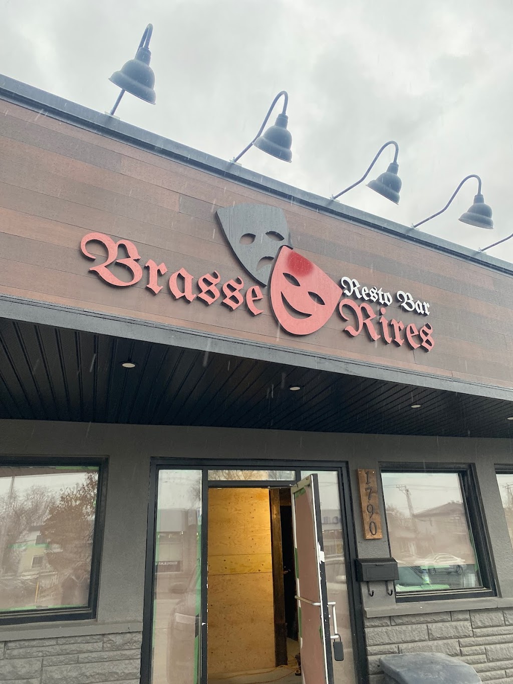 Resto Bar Brasse Rires | 1790 Boulevard des Laurentides, Laval, Quebec H7M 2P6, Canada | Phone: (450) 490-3405