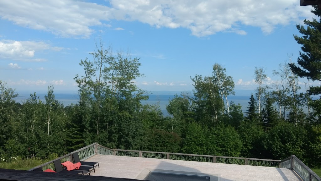 Villa Marvic | 45 Chemin de la Vieille-Rivière, Petite-Rivière-Saint-François, QC G0A 2L0, Canada | Phone: (514) 570-6441