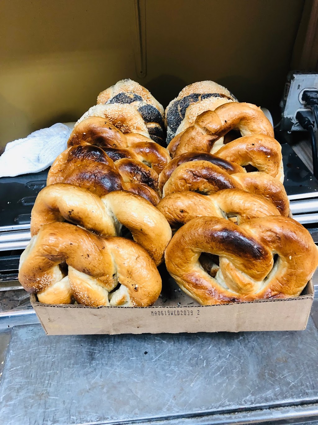 Cote St-Luc Bagel Inc | 5757 Avenue Caldwell, Côte Saint-Luc, QC H4W 1W1, Canada | Phone: (514) 484-4757