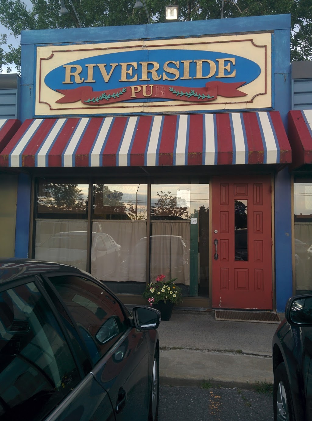 Riverside Pub | 3673 Riverside Dr, Ottawa, ON K1V 1G8, Canada | Phone: (613) 733-8459