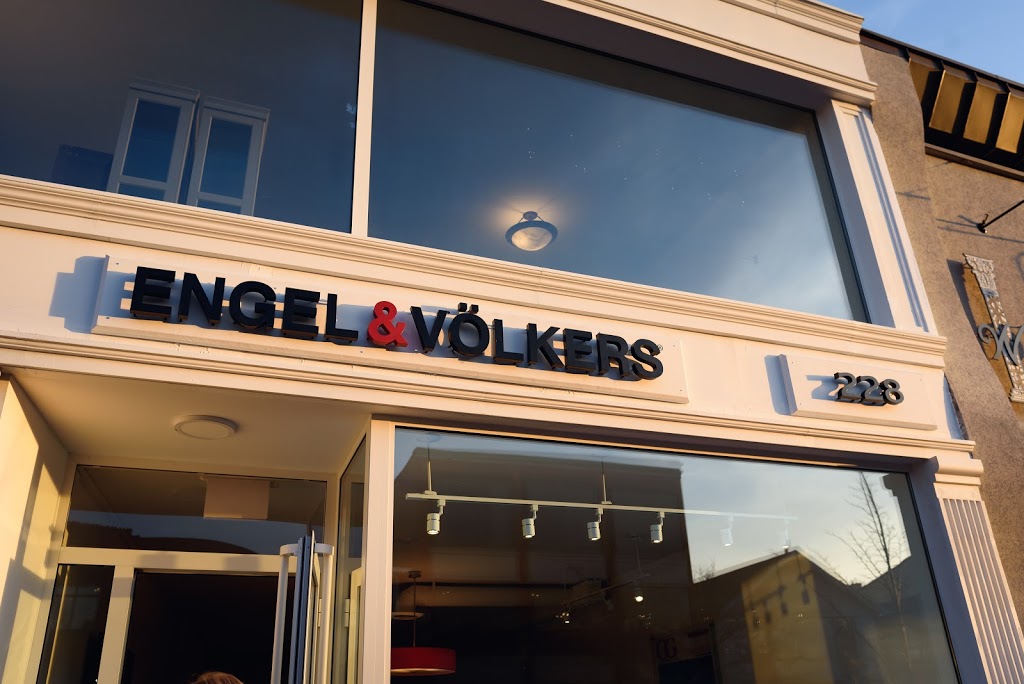 ENGEL & VÖLKERS OAKVILLE | 226 Lakeshore Rd E, Oakville, ON L6J 1H8, Canada | Phone: (905) 815-8788