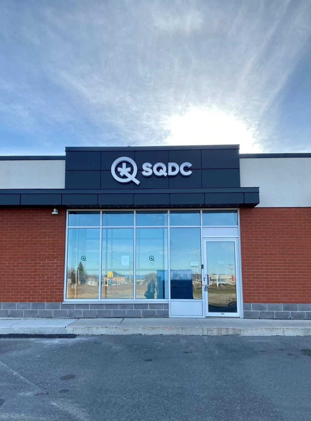 SQDC | 1627 QC-132, Varennes, QC J3X 1P7, Canada | Phone: (450) 985-8050