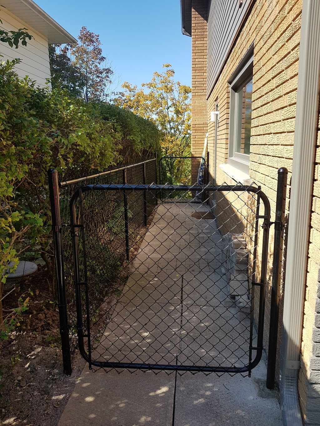 Robs Fencing inc | 7 Shellbark Ln, Thorold, ON L2V 0E7, Canada | Phone: (289) 668-6989