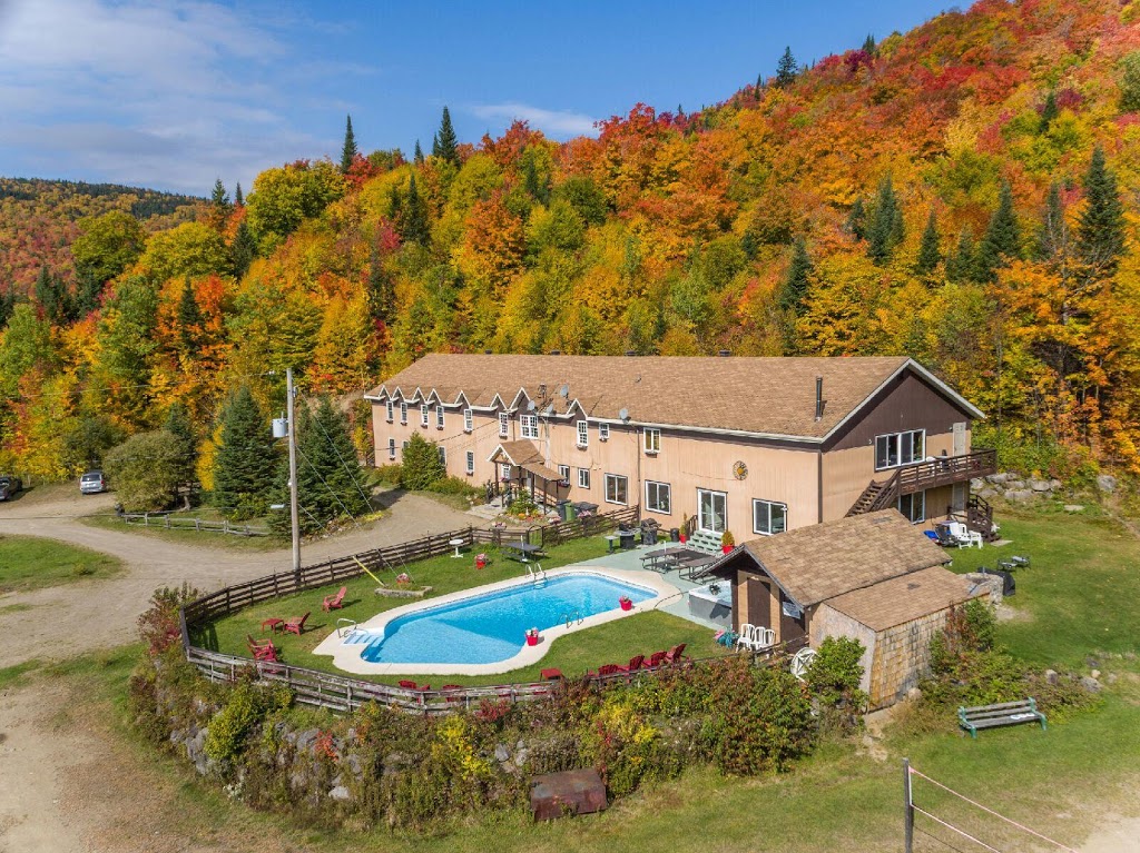 Chalet du Rocher | 100 Chemin du Lac du Rocher, Val-des-Lacs, QC J0T 2P0, Canada | Phone: (514) 638-3576