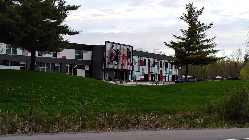 École secondaire publique Louis-Riel | 1655 Bearbrook Rd, Gloucester, ON K1B 4N3, Canada | Phone: (613) 590-2233