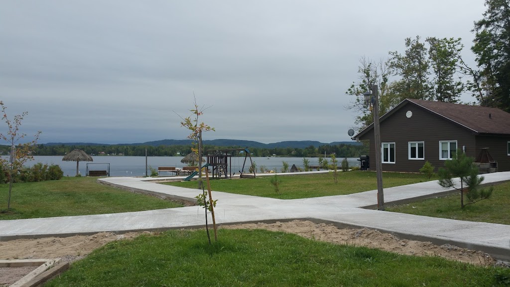 Les Chalets Baie Cascouia and The House At The Lake | 515 Chem. Champigny, Larouche, QC G0W 1Z0, Canada | Phone: (418) 542-7849