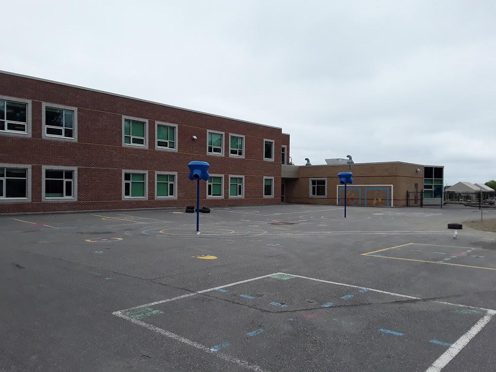 École élémentaire catholique Montfort | 350 Den Haag Dr, Ottawa, ON K1K 0W9, Canada | Phone: (613) 745-3310