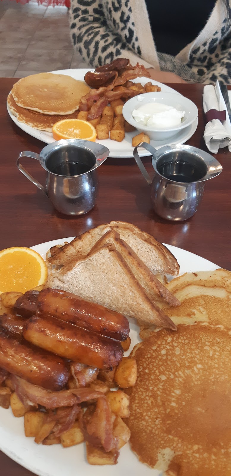 The Lake-House Diner | 5004 33 St, Sylvan Lake, AB T4S 1A9, Canada | Phone: (403) 864-2088