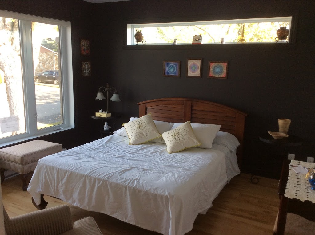 Jolie Cottage | 5620 Rue Viger, Saint-Hubert, QC J3Y 8Y9, Canada | Phone: (514) 995-1590