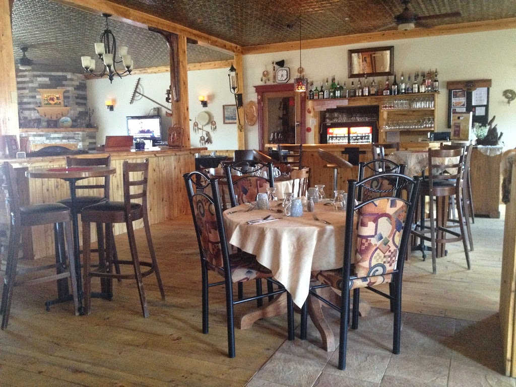 Auberge des Pins Rouges | 8021 Rang des Pins-Rouges, Saint-Alexis-des-Monts, QC J0K 1V0, Canada | Phone: (819) 265-4777