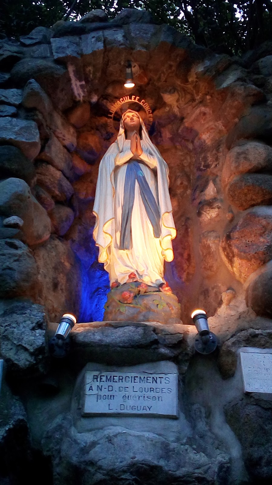 Grotte Notre Dame De Lourdes | 391 Montfort St, Vanier, ON K1L 8G8, Canada | Phone: (613) 745-4516