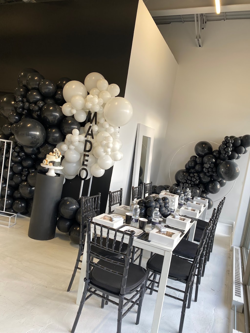 Balloon Lounge | st-dorothee, 1263 Bd Jolibourg suite 108, Laval, QC H7Y 1Z8, Canada | Phone: (514) 627-4417