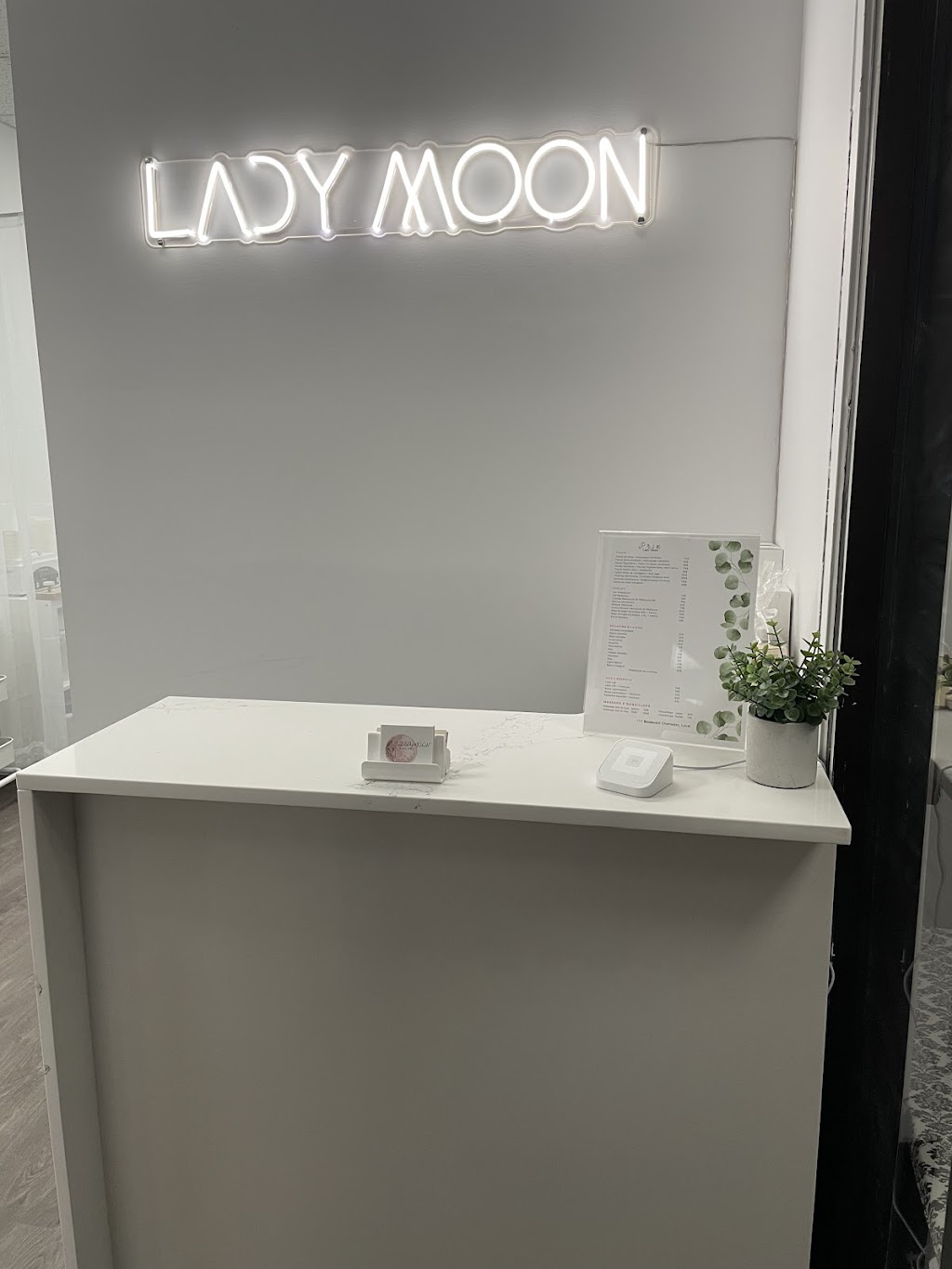 Lady Moon Esthétique | 1111 Bd Chomedey #103, Laval, QC H7V 3S4, Canada | Phone: (438) 504-6482