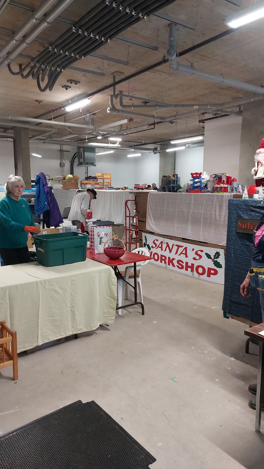 Santas Workshop | 3573 Island Hwy S, Courtenay, BC V9N, Canada | Phone: (250) 897-0098