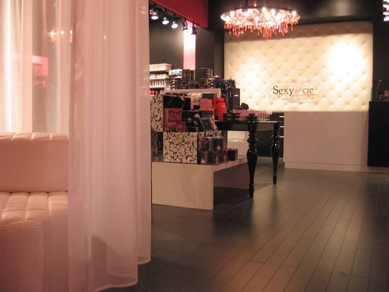 Sexy Et Compagnie | 319 Boulevard Curé-Labelle, Sainte-Thérèse, QC J7E 2Y2, Canada | Phone: (450) 433-7399